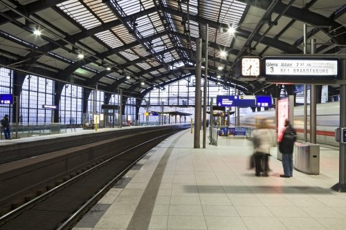 „Massenfall von Verletzten“ – Großeinsatz am Bahnhof Friedrichstraße