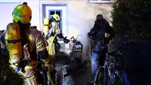 Motorroller brennt vor Hauseingang in Lichtenberg ab