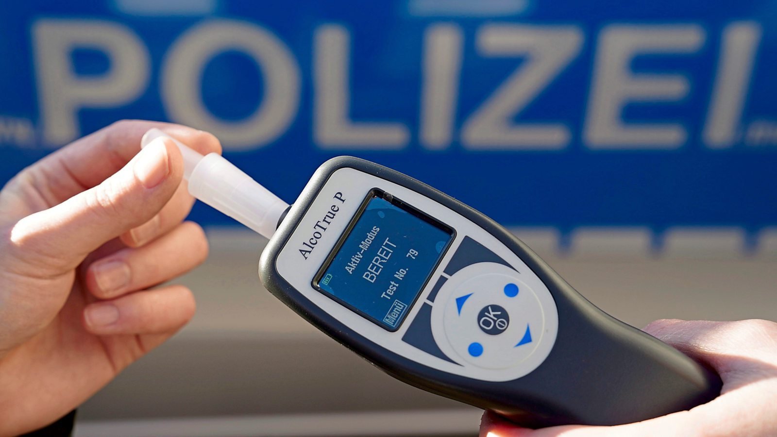 Pöbelnder Promille-Prügler verpasst Polizist einen Kopfstoß