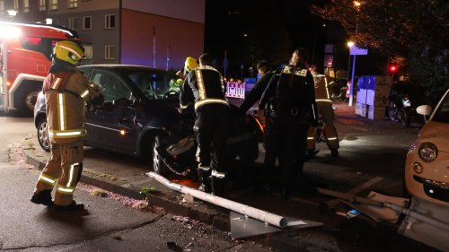 Auto landet in Mitte auf zwei Verkehrsschildern