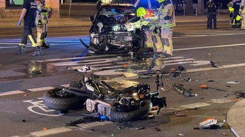 Berlin-Mitte: Motorrad kracht frontal in Auto – Biker schwer verletzt