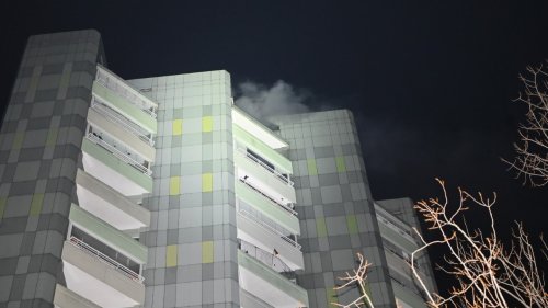 Neu-Hohenschönhausen: Feuerwehr löscht Brand in Kellerverschlag im 20. Stock eines Hochhauses