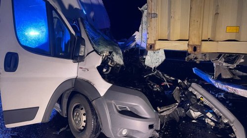 Kleintransporter rast ungebremst auf Lkw – Mann (41) schwer verletzt