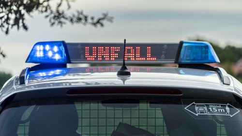 Schwerer Verkehrsunfall mit sechs Verletzten durch Überholmanöver