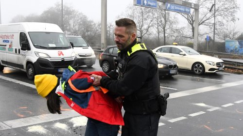 Klima-Aktivisten blockieren auch am Freitag den Verkehr in Berlin