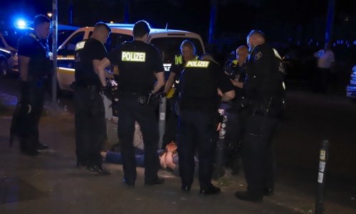 Mann greift Polizisten an – jetzt liegt er gefesselt am Boden