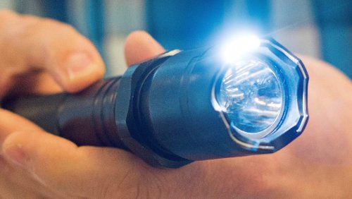 Jugendlicher (18) greift Passanten am Alex mit Elektroschocker-Lampe an!