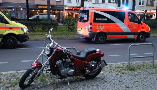 Crash zwischen Biker und Radfahrer – Motorradfahrer schwer verletzt