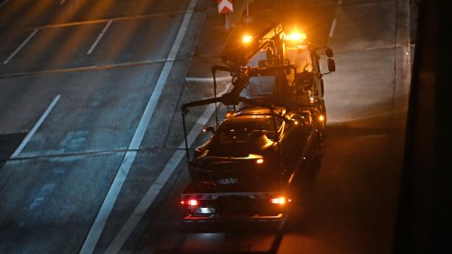 Berlin: Fahrer crasht Ferrari in A100-Tunnel