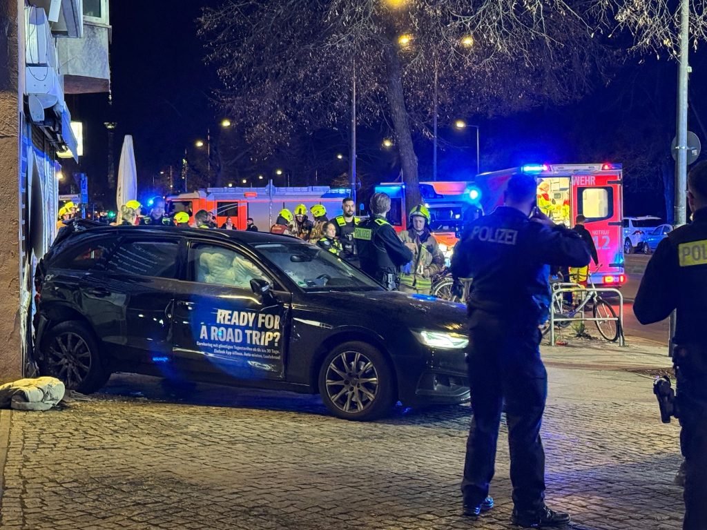 17-Jähriger flüchtet im Carsharing-Auto vor Polizei und rast in Passanten