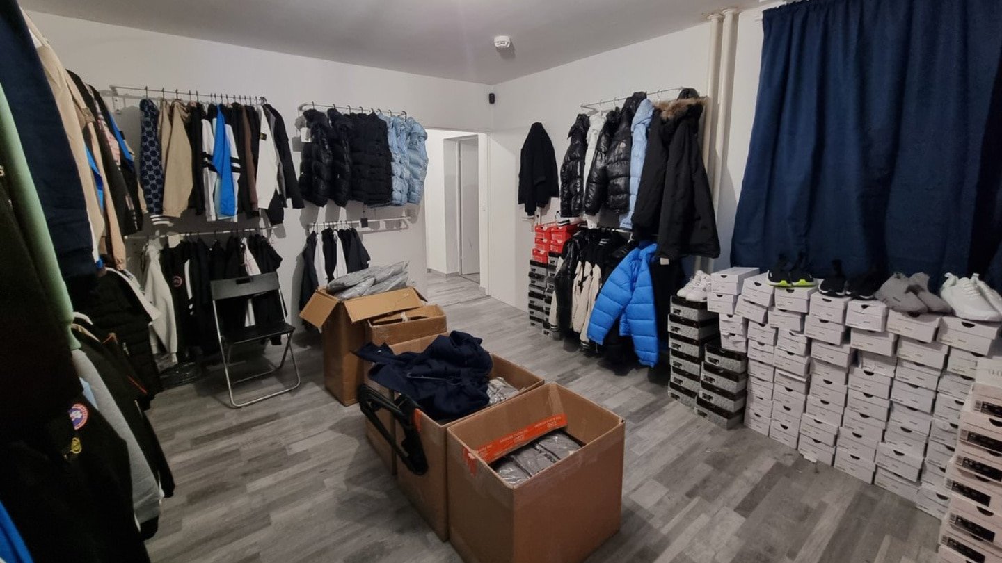 Gefälschte Marken-Klamotten aus Neuköllner Wohnung verkauft!