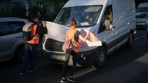 Autofahrer attackieren Klima-Kleber bei Verkehrs-Blockade