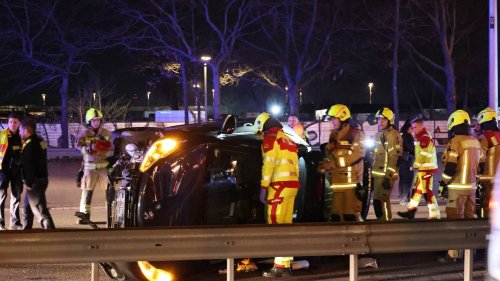 Auto überschlägt sich auf der A111