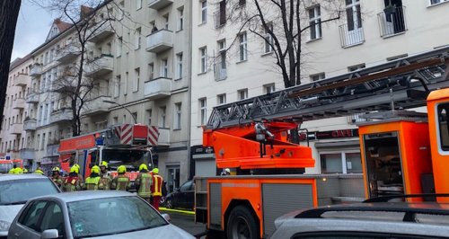 Feuerwehr rettet 25 Menschen aus verrauchtem Wohnhaus