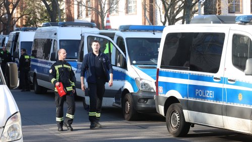Polizei riegelt Kleingarten-Anlage unter der A100 ab