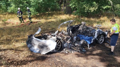 L73 bei Dobbrikow: Auto geht nach Unfall in Flammen auf – zwei Tote