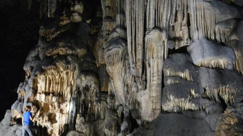 Hallan en la Cueva de Ardales conchas usadas como colgantes hace 30.000 años