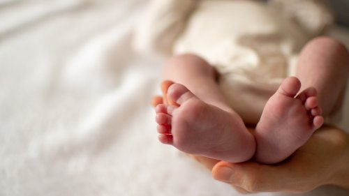 Mom Finds Her Baby in Strange Position in Playpen & People Are Now Convinced She Is Actually AI