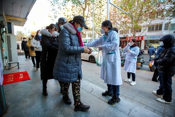 China Pharmacies Told to Give Out Free Fever Meds as Outbreak Grows