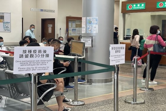 Chinese Mainlanders Rush to Macao for mRNA Vaccinations