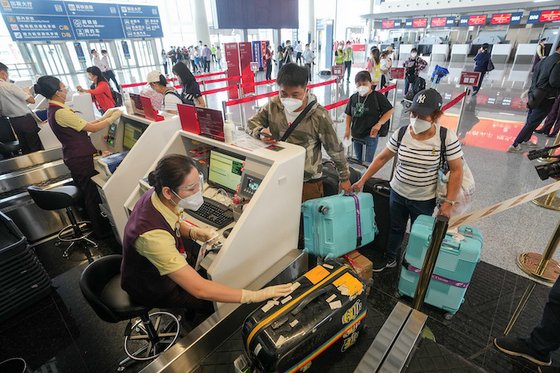 China Ends Quarantine Requirement for Inbound Travelers Despite Surge in Covid-19 Cases