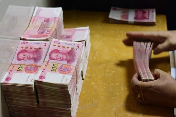 Offshore Yuan Breaches 7.0 Per Dollar to Hit 15-Month High