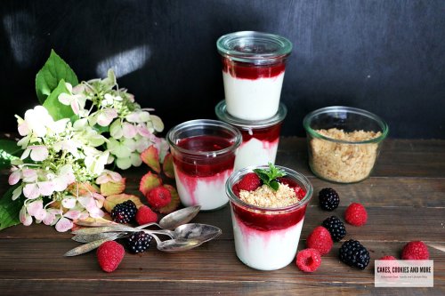 Cheesecake im Glas mit Beerensauce