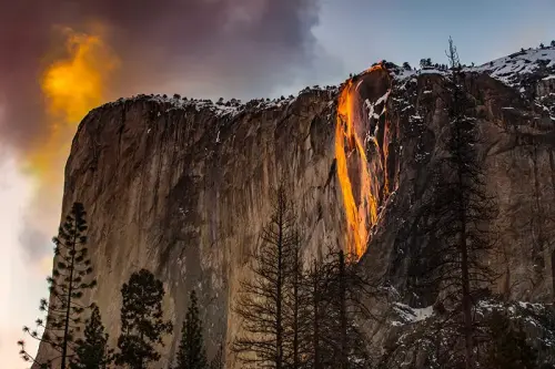 Yosemite Falls: lo spettacolo delle cascate di fuoco che rischiano di rimanere a secco