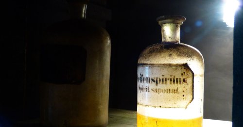 Whisky à l'urine, piège à l'arsenic : les étranges découvertes d'archéologues dans des musées