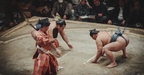 Pourquoi les arbitres de combat de sumo portent-ils un poignard à la ceinture ?