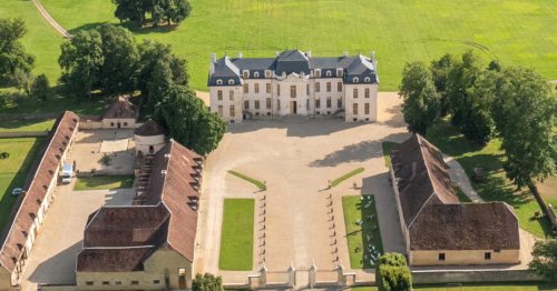 Château de Vaux : à 22 ans, il rachète un château en ruine et le restaure !
