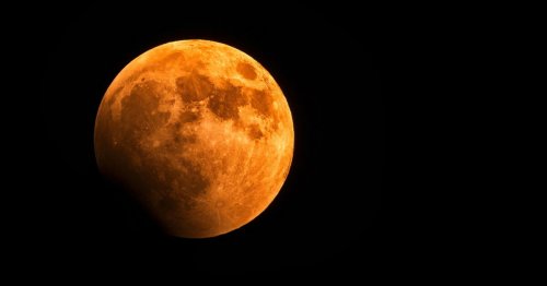 Pourquoi la Lune n’a-t-elle pas de nom spécifique, contrairement aux autres satellites ?
