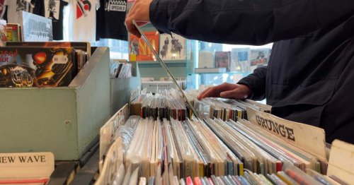 Reportage : qui achète encore des vinyles en 2025, et pourquoi ?
