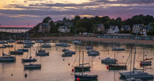 Pourquoi la Côte de Granit Rose en Bretagne arbore-t-elle cette teinte unique ?