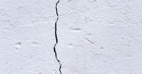Mur fissuré ? Voici comment le réparer facilement avec nos astuces maison