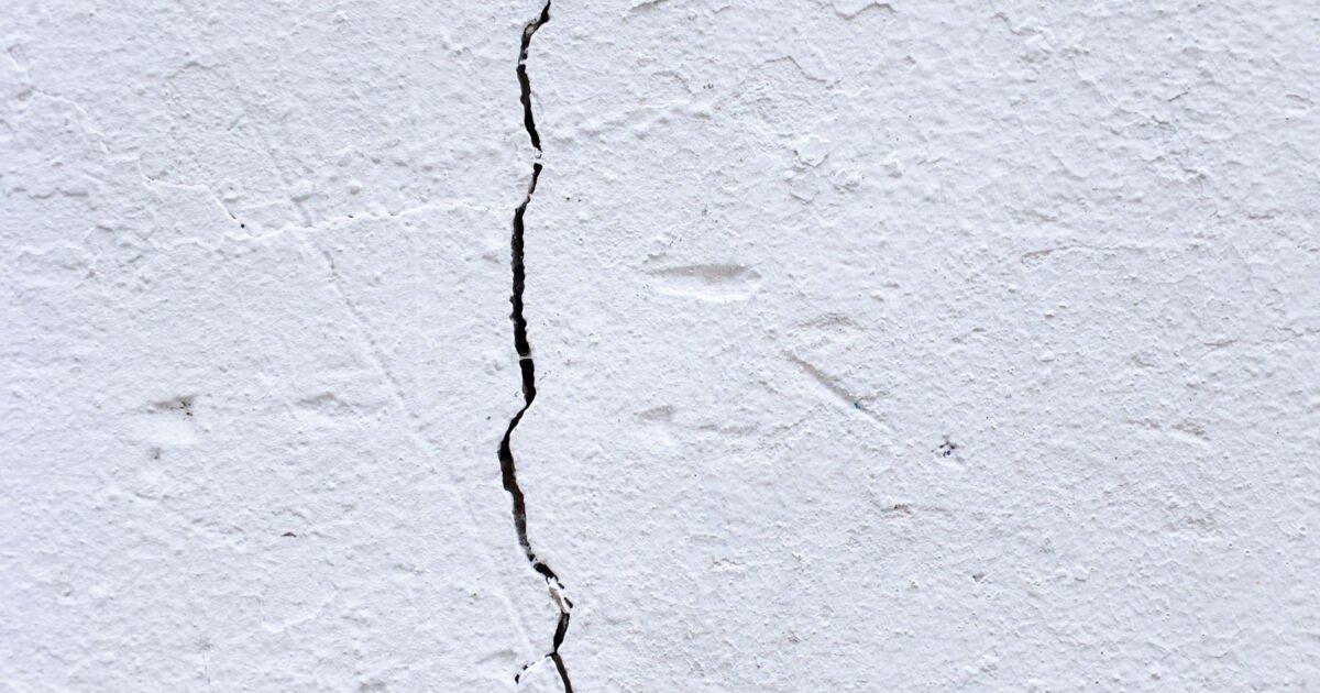 Mur fissuré ? Voici comment le réparer facilement avec nos astuces maison