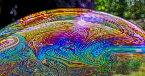 Comment les bulles de savon capturent-elles les couleurs de l’arc-en-ciel ?