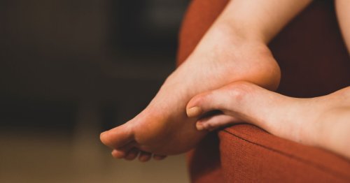 Se frotter les pieds pour s’endormir : pourquoi certaines personnes font ça ?