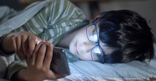 La lumière bleue des téléphones suspectée de favoriser une puberté précoce