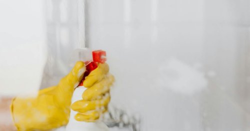 Comment enlever le calcaire sur les parois de douche ?