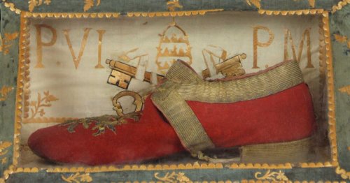 Pourquoi le pape porte-t-il des chaussures rouges ?