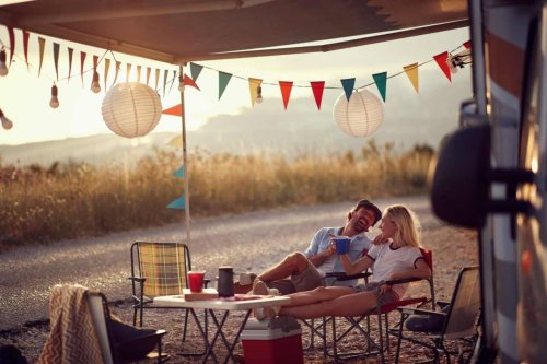 Romantik am Lagerfeuer: Top Flirt-Tipps für Singles beim Camping!