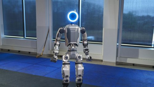 Humanoider Roboter schlägt Rad und Purzelbäume