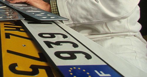 Verbalisée pour un autocollant sur sa plaque d'immatriculation : «Du racket pur et simple»