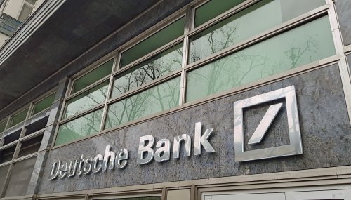 Klimaanlage gedrosselt - Deutsche Bank lässt Angestellte wegen Energiekrise schwitzen