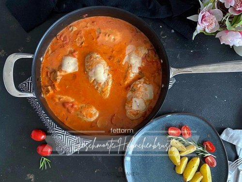 Geschmorte Hähnchenbrust in Tomaten-Sahne-Soße - WellDone Studios « Castlemaker Food & Lifestyle Magazin
