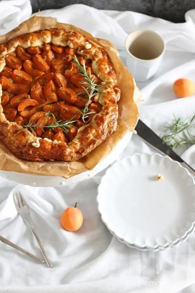 Aprikosen-Galette mit Rosmarin – einfacher Sommerkuchen