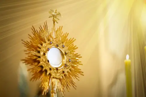 Priest reports possible eucharistic miracle at Connecticut church