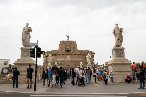 PHOTOS: Angels of Rome’s Ponte Sant’Angelo guide pilgrims through Christ’s Passion