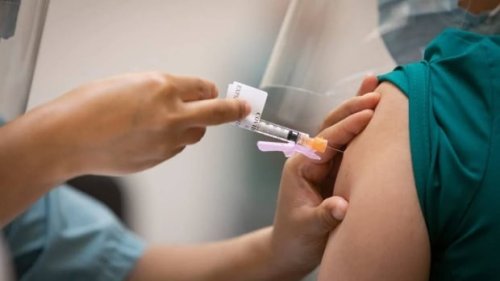 Doctors urge Ontario to open 4th vaccine doses to all adults | CBC News